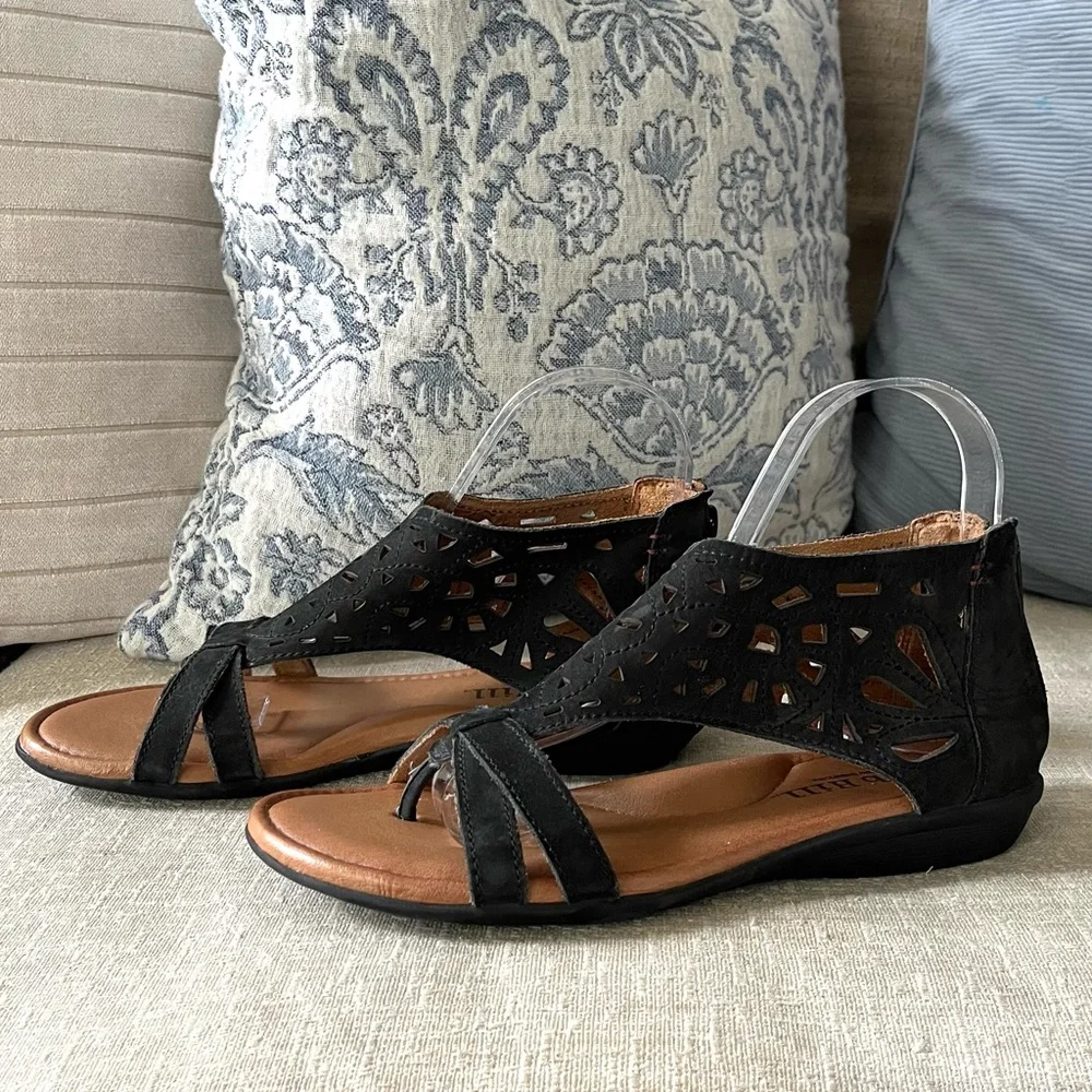 Cobb Hill Black and Tan Sandals Gladiator Sandals
